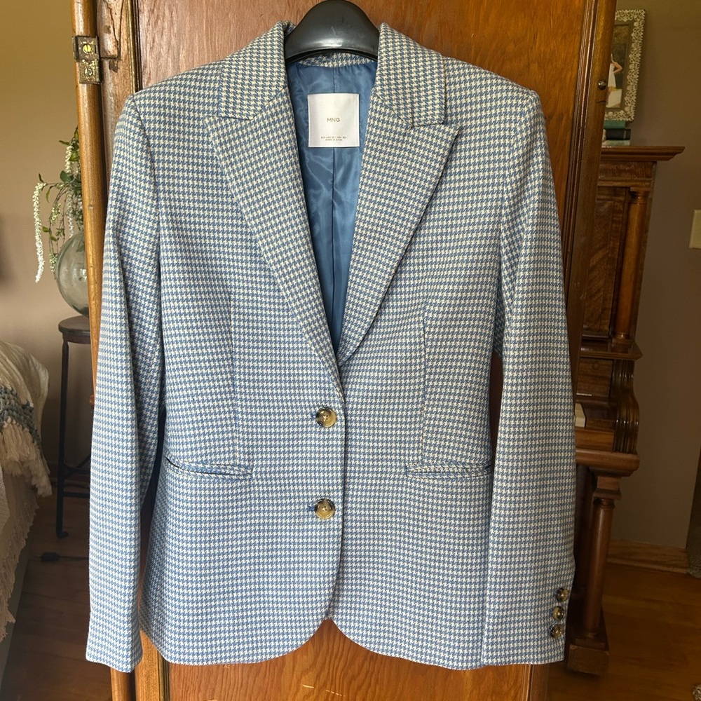 NWOT Mango Blue and White Houndstooth Blazer.